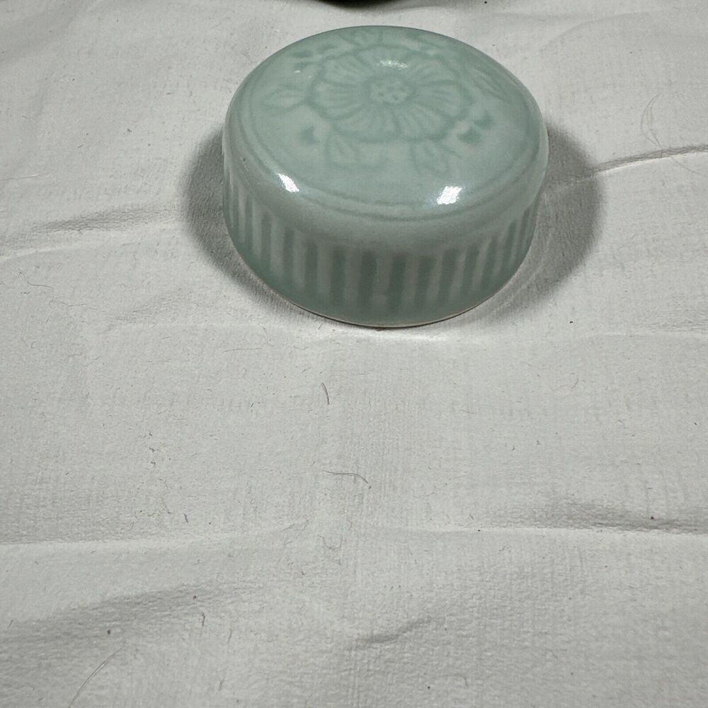 Vintage Chinese Celadon Green Porcelain Ginger Jar Lotus Motifs With Lid - Picture 13 of 16
